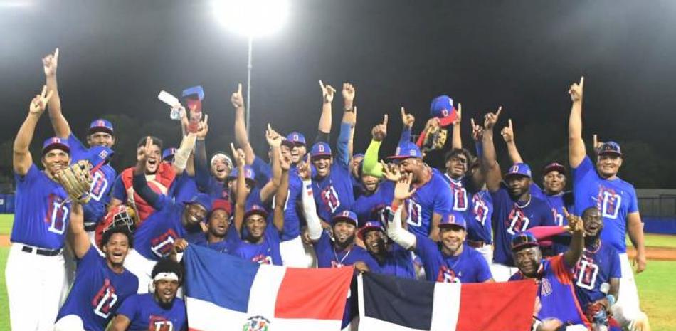 Integrantes del equipo dominicano que se proclamó campeón del torneo de béisbol de los Juegos Bolivarianos.