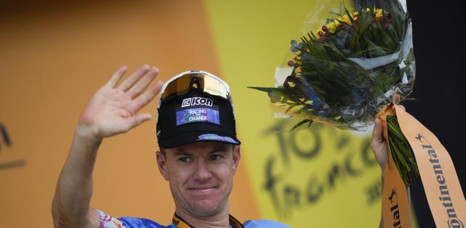 Simon Clarke celebra en el podio tras ganar la quinta etapa de 157 kilómetros con partes adoquinadas del Tour de France.