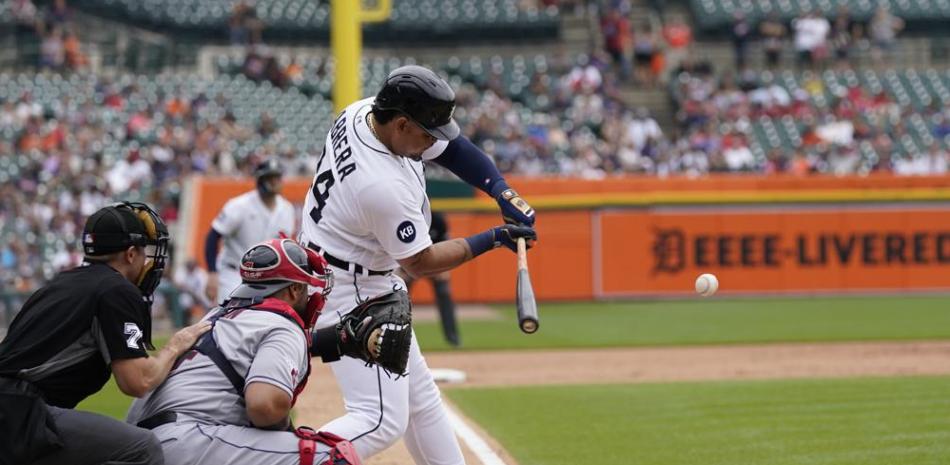 El bateador designado de los Tigres de Detroit Miguel Cabrera conecta un sencillo en la quinta entrada del encuentro ante los Guardianes de Cleveland.