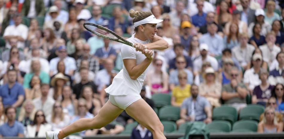 Simona Halep devuelve ante Amanda Anisimova en los cuartos de final del torneo de Wimbledon.
