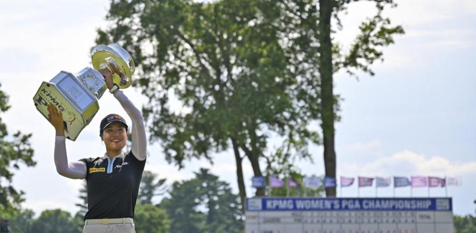 La surcoreana In Gee Chun alza el trofeo tras ganar el Campeonato de la LPGA en Bethesda, Maryland.