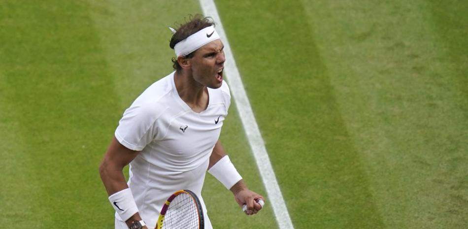 Rafael Nadal reacciona tras ganar un punto ante Taylor Fritz en los cuartos de final del torneo de Wimbledon.