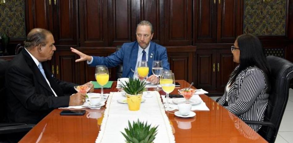 El embajador de Guatemala en el país, Javier Zepeda, responde preguntas del director del Listín Diario, Miguel Franjul, y de la periodista Wanda Méndez. Cirilo Olivares/LD