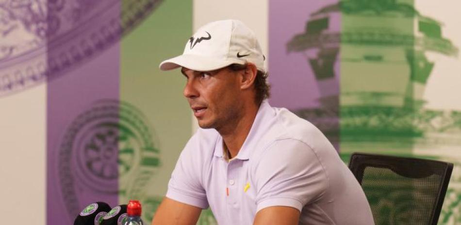 Rafael Nadal se dirige a la prensa para anunciar su retiro del Abierto de Wimbledon.