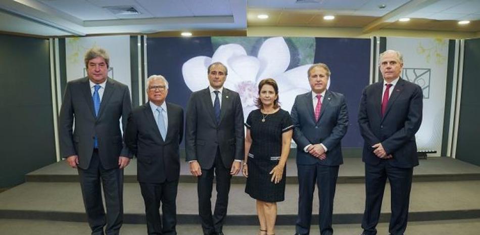 Manuel Eliseo Ferna´ndez ,Luis Lo´pez, Lawrence Hazoury, Miriam Armenteros, Gustavo Ariza y David Ferna´ndez.