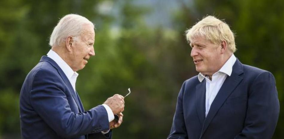 Joe Biden y Boris Johnson en la cumbre de la OTAN. Foto: EFE