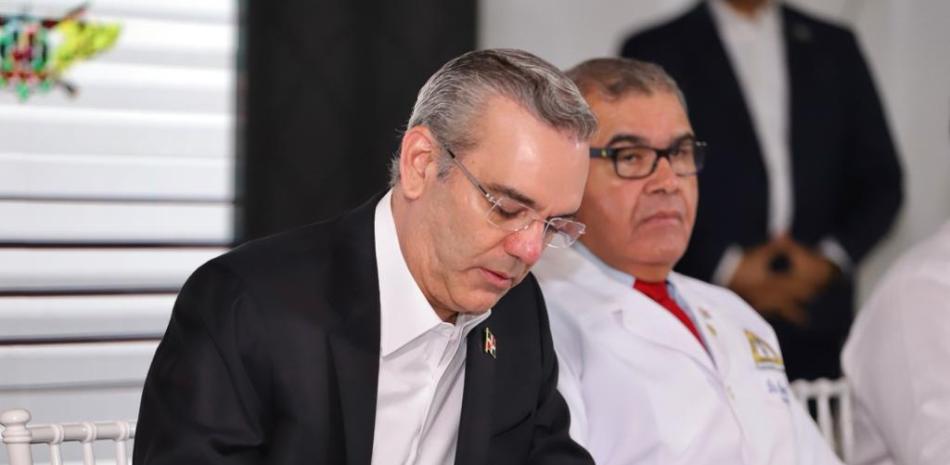 El presidente Luis Abinader firma el acuerdo junto a Senén Caba.