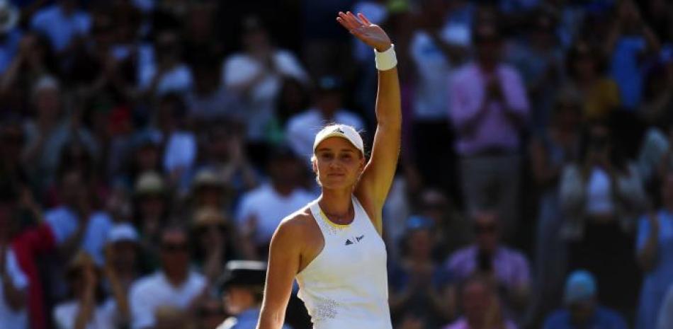Elena Rybakina sorprendió a la rumana Simona Halep y jugará su primera final de Wimbledon.