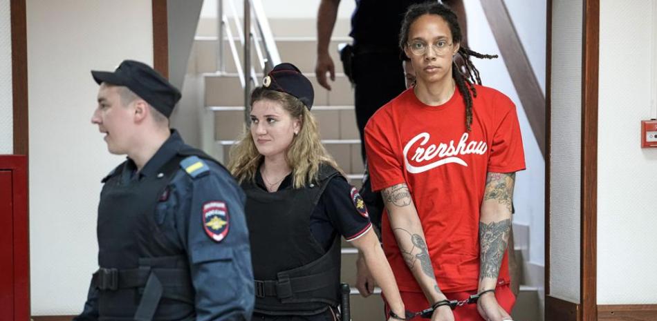 La basquetbolista estadounidense Brittney Griner ingresa a la corte en Khimki, Rusia, para su juicio.
