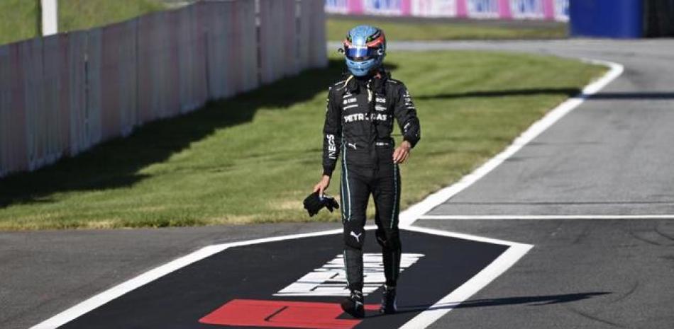 George Russell regresa caminando a los pits tras accidentarse con su Mercedes en la primera sesión clasificatoria para el GP de Austria de F1 en Spielberg (Austria).
