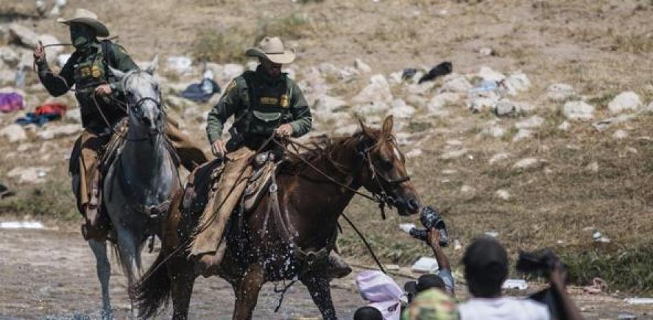 Agentes fronterizos de Estados Unidos persiguiendo a caballo a migrantes haitianos. AP / Archivo