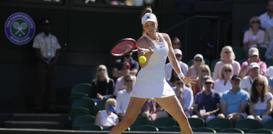 Elena Rybakina en acción ante Simona Halep, a la que derrotó en sets corridos el 7 de julio del 2022 para avanzar a la final del torneo de Wimbledon.