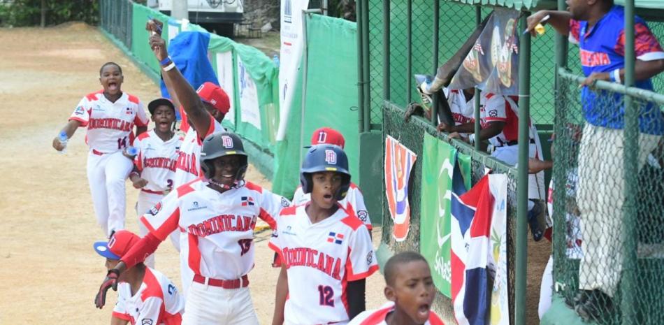 Varios de los niños dominicanos festejan una de las carreras marcadas por el equipo