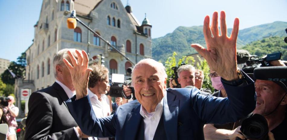 El expresidente de la FIFA, Sepp Blatter, saluda a la prensa frente a la Corte Criminal Federal suiza en Bellinzona, Suiza.