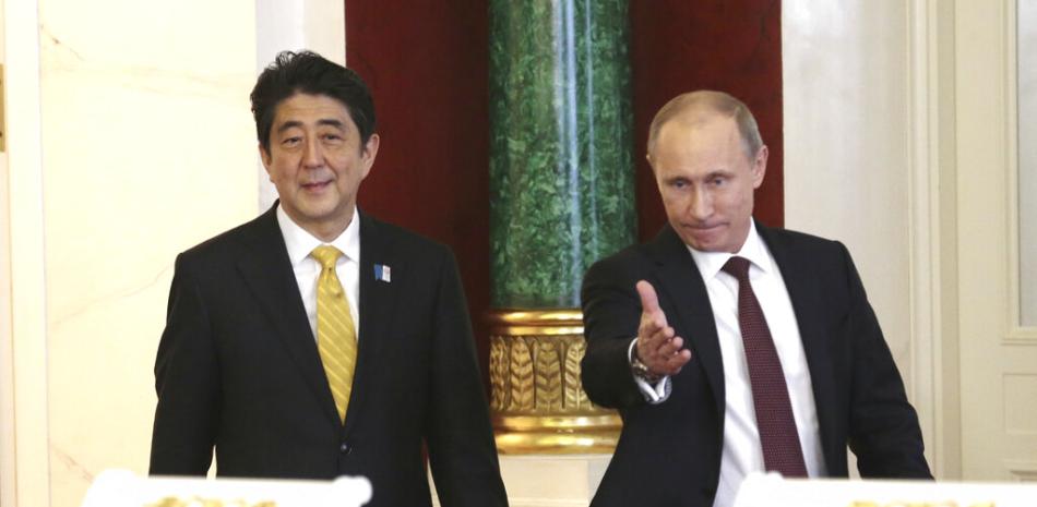 Shinzo Abe y Vladimir Putin. Foto AP.
