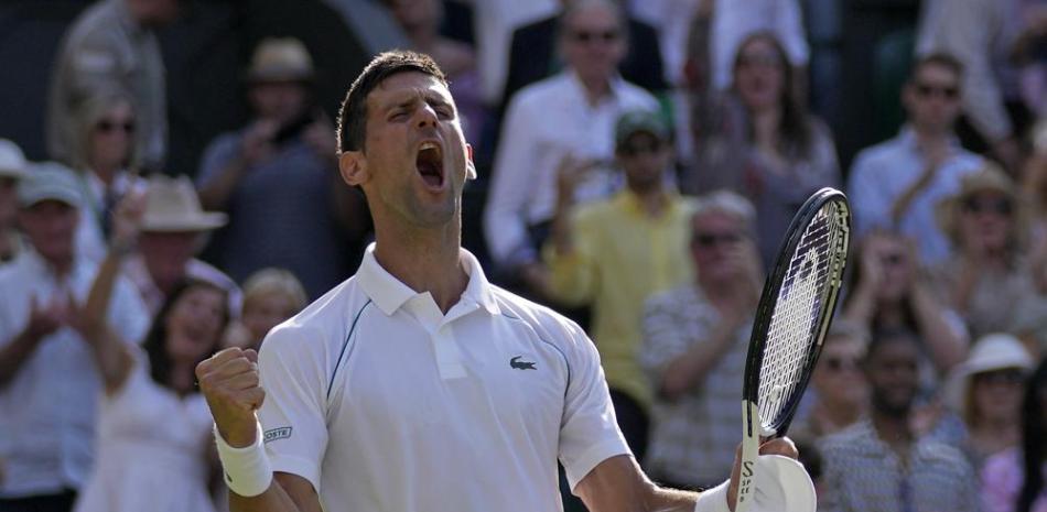 Novak Djokovic festeja su victoria ante Cameron Norrie en las semifinales del torneo de Wimbledon.