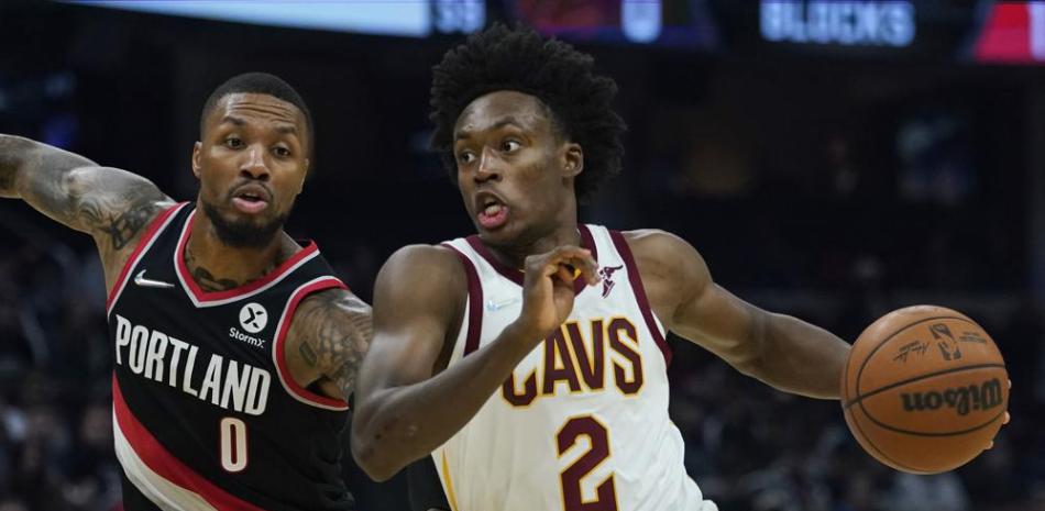 Damian Lillard (0) de Portland defiende a Collin Sexton (2), de los Cavaliers Cleveland en la primera mitad del juego de baloncesto el 3 de noviembre de 2021.