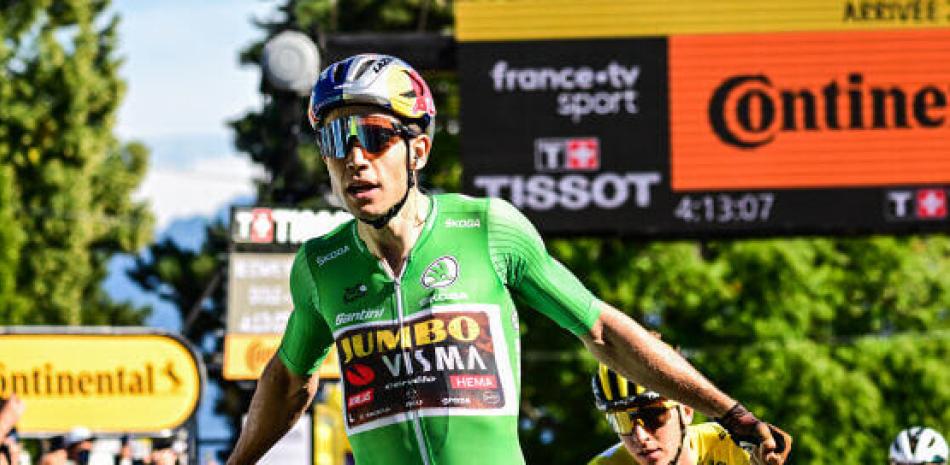 Wout van Aert al momento de arribar a la meta tras salir airoso en la octava etapa del Tour de Francia