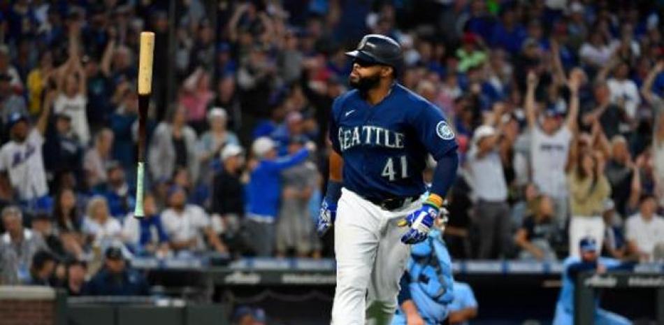 Carlos Santana al momento de disparar su vuelacercas decisivo para los Marineros