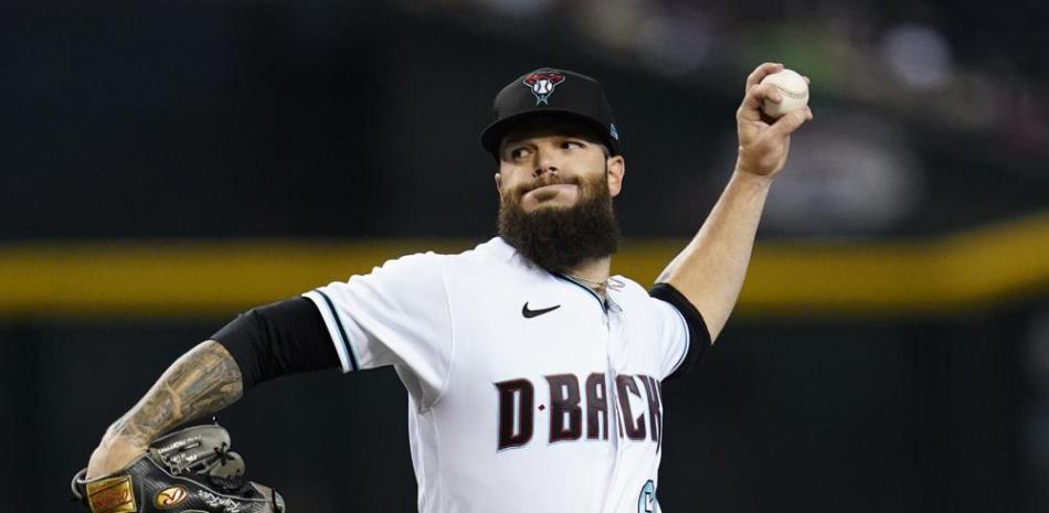 Dallas Keuchel, de los Diamondbacks de Arizona, hace un lanzamiento en el juego del jueves ante los Rockies de Colorado.