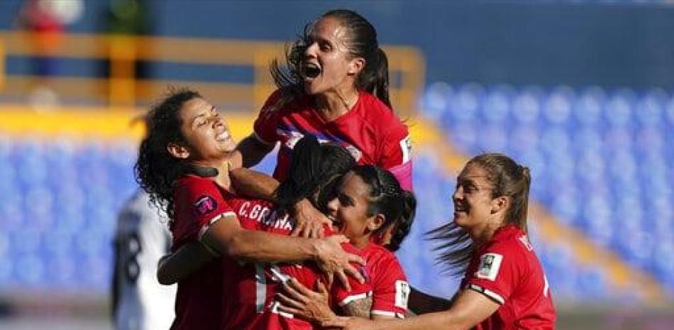 Varias jugadoras de Costa Rica festejan el triunfo alcanzado este viernes.