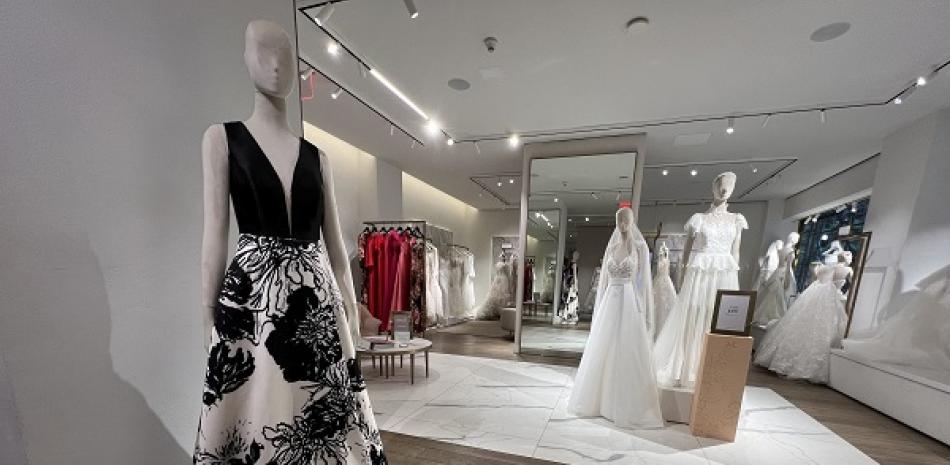 Diseño de vestido de novia en blanco y negro. Foto: EFE