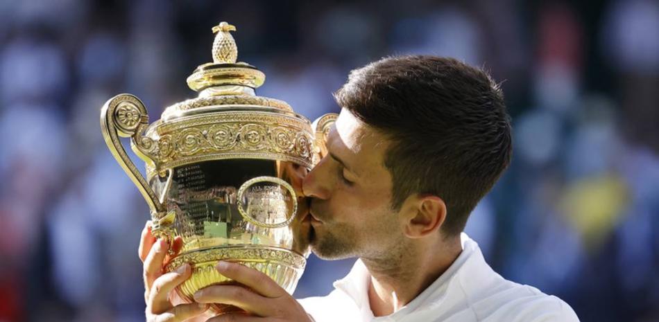 Novak Djokovic besa el trofeo obtenido tras ganar por séptima ocasión Wimbledon tras vencer a Nick Kyrgios