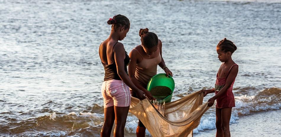 Según la FAO, alrededor de 45 millones de mujeres se dedican a la pesca en pequeña escala, que representan un 40 % del total de pescadores y trabajadores de la pesca. Istock
