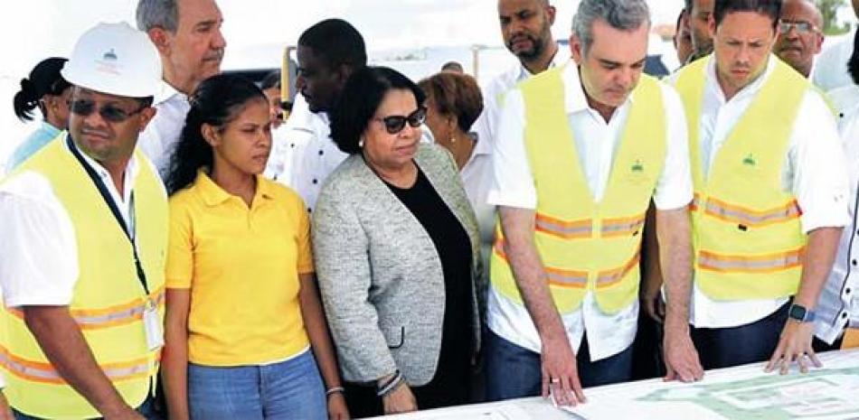 El presidente Luis Abinader encabezó ayer el inicio de los trabajos de un recinto de la Universidad Autónoma de Santo Domingo (UASD) en Neiba, así como del asfaltado de calles y carreteras, del mercado binacional de Jimaní y otras actividades, como parte de su recorrido por las provincias Independencia y Bahoruco.