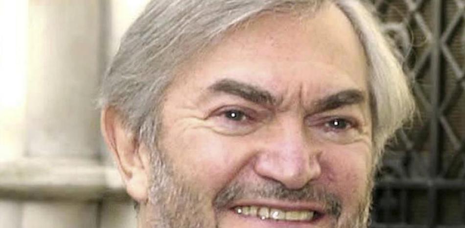 El compositor británico Monty Norman en una foto tomada el 19 de marzo de 2001. Norman, quien escribió el tema musical de las películas de James Bond, murió el lunes 11 de julio de 2022. Tenía 94 años. (Kirsty Wigglesworth/PA vía AP),