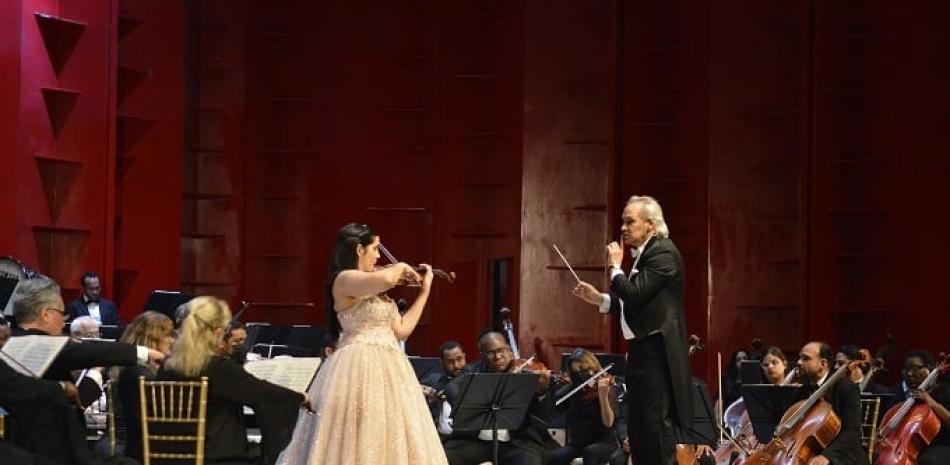El maestro José Antonio Molina deleitó al público con la obra de su autoría “Fantasía merengue” y con el concierto para violín y orquesta de Tchaikovsky, interpretado por la violinista Aisha Syed.