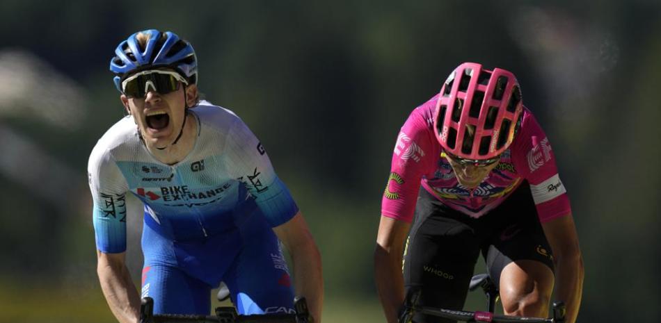 Nicholas Schultz (izquierda) y Magnus Cort Nielsen cruzan la meta en la décima etapa del Tour de Francia, en Megeve. Cort Nielsen ganó la etapa.