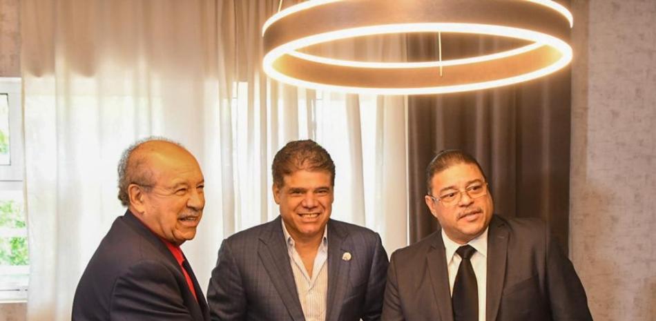 El ministro de Deportes, Francisco Camacho, saluda  al presidente de la Organización Mundial de Boxeo, Franciscos -Paquito- Valcárcel, le acompaña George Herrera.
