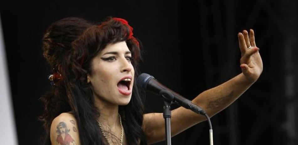 En esta foto del 17 de agosto de 2008, la cantante británica Amy Winehouse actúa en el V Festival en Chelmsford, Essex. (AP Foto/Joel Ryan, Archivo).