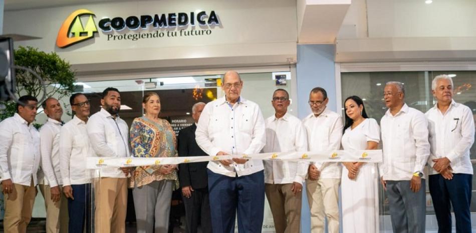 Directivos de Coopmedica realizan corte de cinta