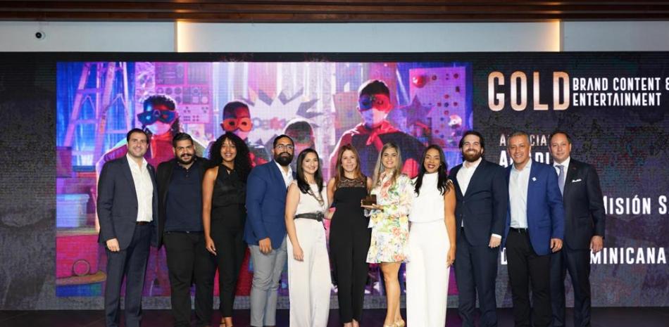 Equipo Dentsu y Amadita recibiendo el premio.