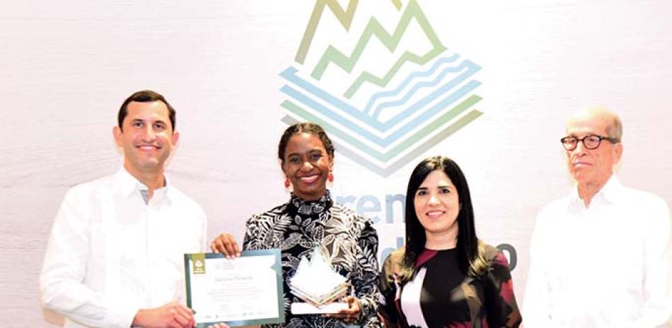 Carolina Pichardo recibe el Premio Periodismo Ambiental.