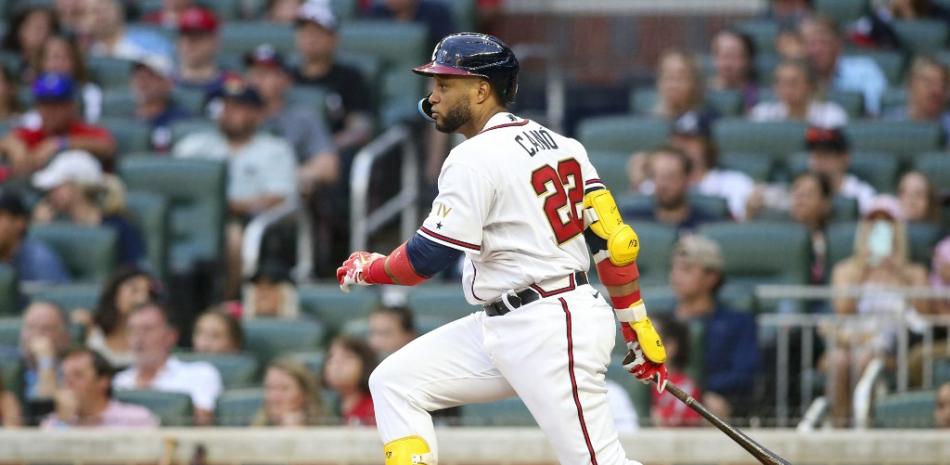 Robinson Cano batea un sencillo contra los Metros de Nueva York en la tercera entrada del partido disputado en el Truist Park el 11 de julio de 2022 en Atlanta, Georgia. Foto: Brett Davis/AFP.