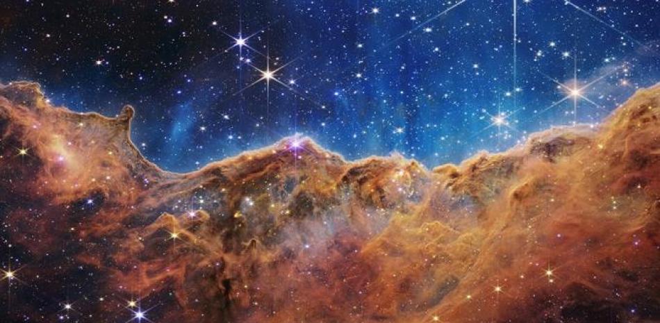 Imagen de los "Acantilados Cósmicos" de la nebulosa Carina, una guardería estelar. Foto: NASA, ESA, CSA, and STScI