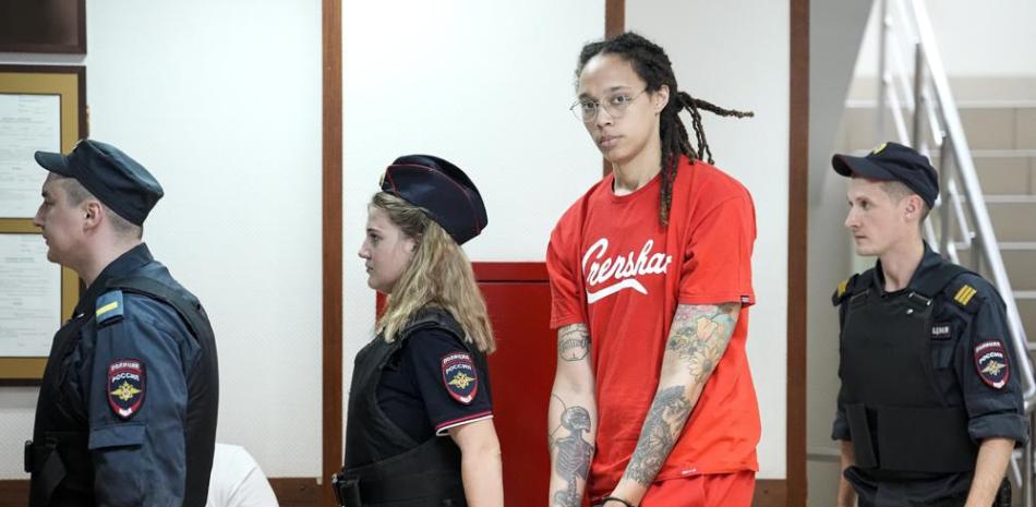 En foto del 7 de julio del 2022, la basquetbolista estadounidense Brittney Griner es escoltada a la corte en Khimki, a las afueras de Moscú, para una audiencia.