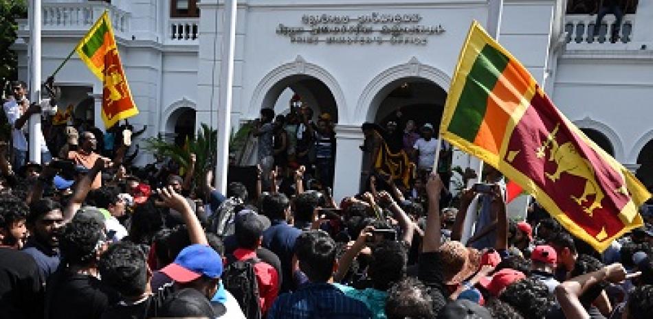 Los manifestantes gritan consignas y ondean banderas de Sri Lanka durante una protesta antigubernamental dentro del edificio de oficinas del primer ministro de Sri Lanka. Foto: Europa press