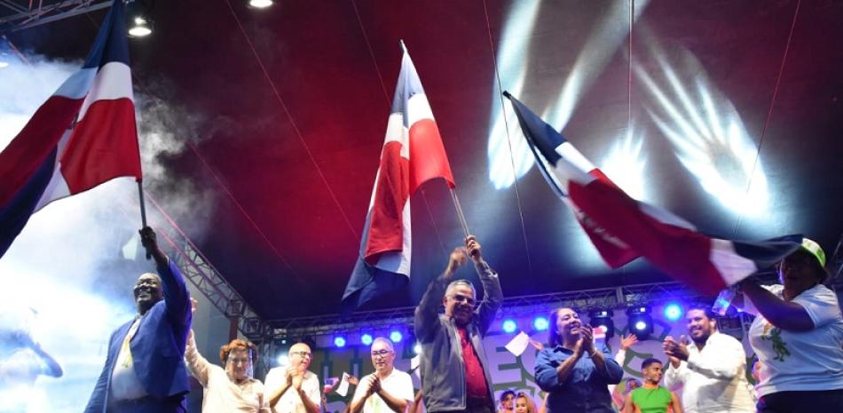El alcalde Manuel Jiménez, acompañado de Roberto Neris, Melania Guilamo, Nelson Ramírez y Ángel Rivas, ondea orgulloso la bandera nacional en el acto de clausura de los Juegos.