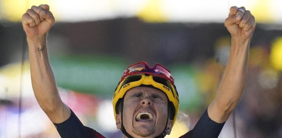Thomas Pidcock celebra su victoria al cruzar la meta en la 12da etapa del Tour de Francia.