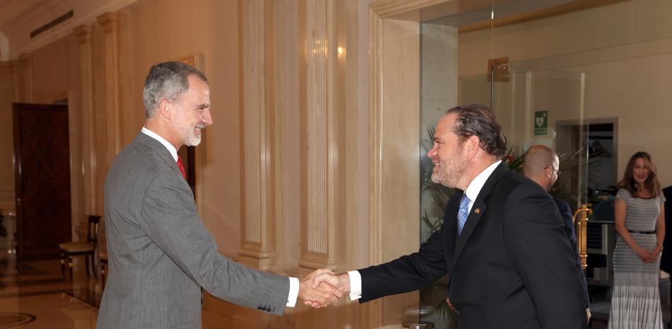 Su Majestad Rey Felipe VI de España y El primer vicepresidente de la Cámara Oficial de Comercio de España en República Dominicana, Julio García Batista.