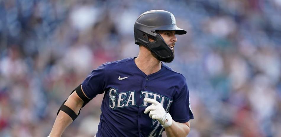 Jesse Winker de los Marineros de Seattle recorre las bases tras pegar un jonrón solitario en la sexta entrada del juego de las Grandes Ligas contra los Nacionales.