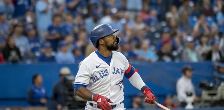 Teoscar Hernández (37), de los Azulejos de Toronto, observa uno de sus jonrones durante la cuarta entrada del juego de béisbol, contra los Filis de Filadelfia.