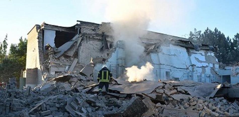 Rescatistas trabajando en un edificio residencial destruido por un ataque con misiles en el distrito de Bashtanka, Mykolaiv, en Ucrania.