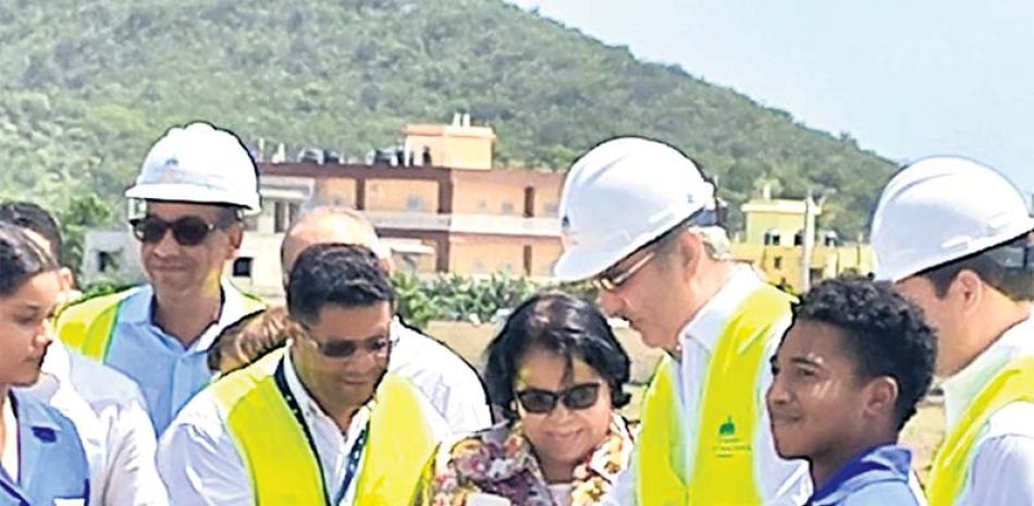 El presidente Luis Abinader coloca un block, para dejar iniciada construcción recinto UASD-Baní, y luego da el primer palazo para iniciar los trabajos de dos puentes. JOSÉ DICÉN
