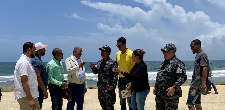 El coronel Jacobo Mateo Moquete y Modesto Rosario López, Director del COBA del Ministerio Interior y Policía, mientras realizaban un descenso al Malecón de Nagua.