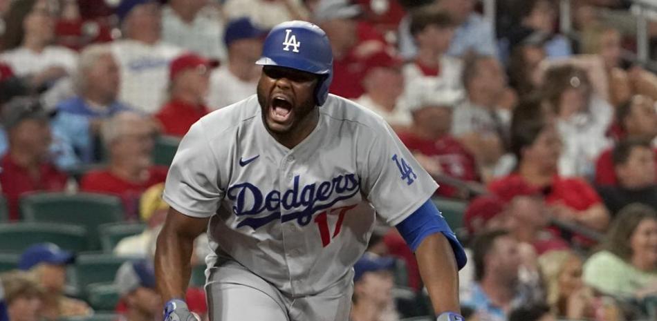 Hanser Alberto, de los Dodgers de Los Ángeles, celebra tras sacudir un sencillo remolcador en el noveno inning del juego de la MLB contra los Cardenales.